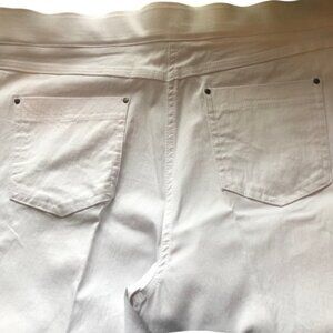 Madison White Superstretch Cropped 5-pocket Jeans - Size L, NWOT